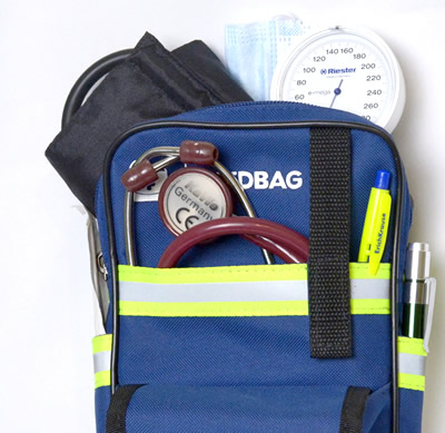 Тонометр в большом кармане сумки. Стетоскоп в плоском кармане.